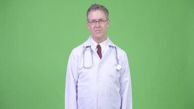 Gözlük giyerken düşünme olgun adam doktor portresi
