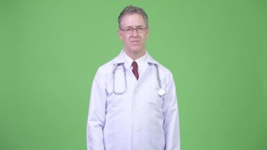 El sıkışma vererek Olgun adam doktor portresi