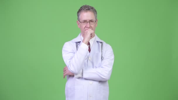 Portrét vážné zralý muž Doktor myšlení — Stock video