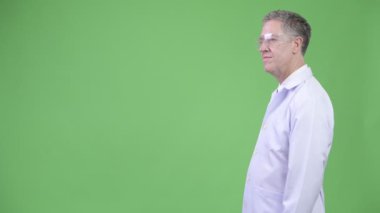 Profil görünümü olgun adam doktorun koruyucu gözlük