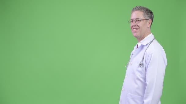 Perfil vista de homem maduro feliz médico vestindo óculos — Vídeo de Stock