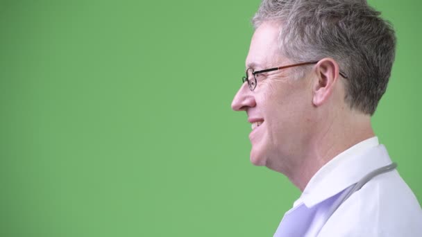 Вид профілю щасливого зрілого чоловіка лікаря в окулярах — стокове відео