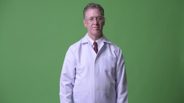 Komoly érett férfi orvos gondolkodás védőszemüveg — Stock videók