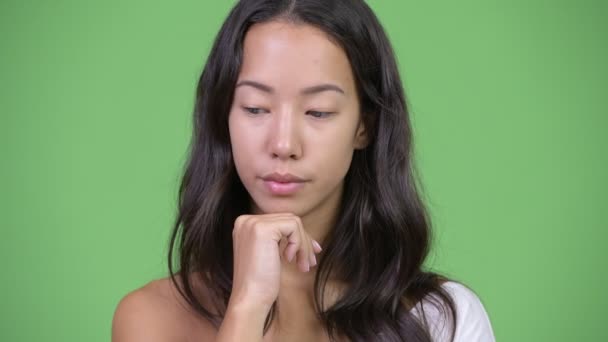 Unga allvarliga multietniska kvinna tänkande — Stockvideo