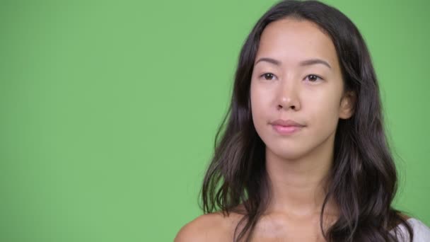 Молодая красивая многонациональная женщина думает во время ожидания — стоковое видео