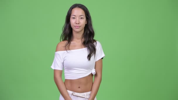 Unga glada vackra multietniska kvinna ha en intervju — Stockvideo