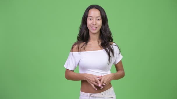 Joven feliz hermosa mujer multiétnica que presenta algo — Vídeo de stock
