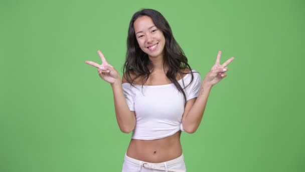 Молода щаслива красива багатоетнічна жінка, що показує знак миру — стокове відео