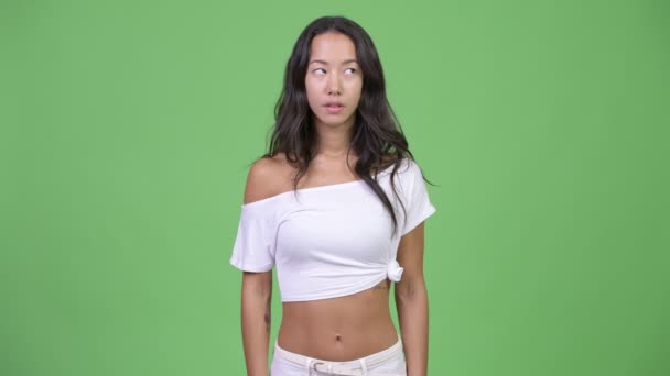 Jonge mooie multi-etnische vrouw op zoek vervelen — Stockvideo
