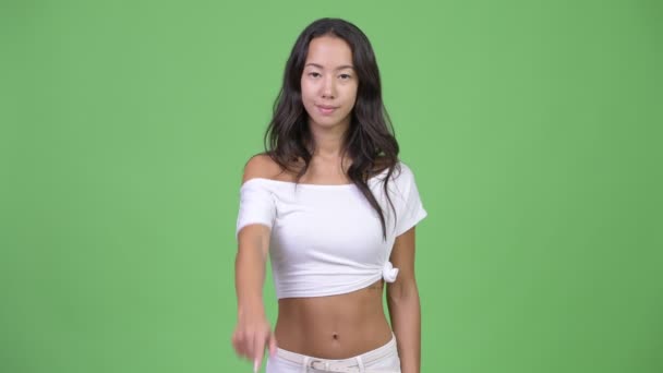 Jovem feliz bela mulher multi-étnica apontando para a câmera — Vídeo de Stock
