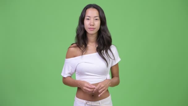 Ung stressad multietniska kvinna att få dåliga nyheter — Stockvideo