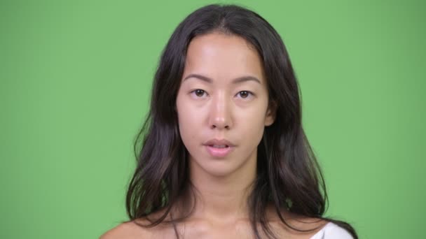 年轻美丽的多族裔妇女工作室拍摄绿色背景的色度键 — 图库视频影像
