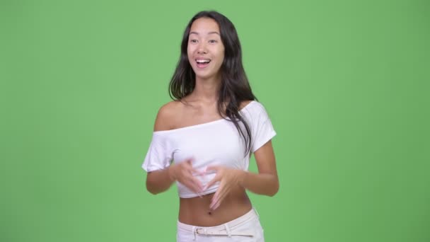 Joven feliz hermosa mujer multiétnica aplaudiendo de la mano — Vídeo de stock