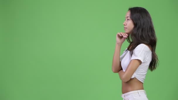 Genç güzel çok etnik gruptan oluşan kadının düşünme profili görünümü — Stok video