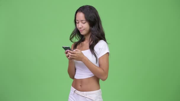 Fiatal boldog szép nő több-etnikumú telefon használata — Stock videók