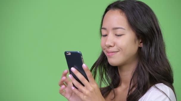 Joven feliz hermosa mujer multiétnica utilizando el teléfono — Vídeos de Stock