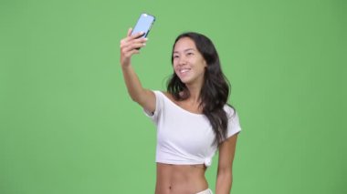 Selfie alarak genç mutlu güzel çok etnik gruptan oluşan bir kadın