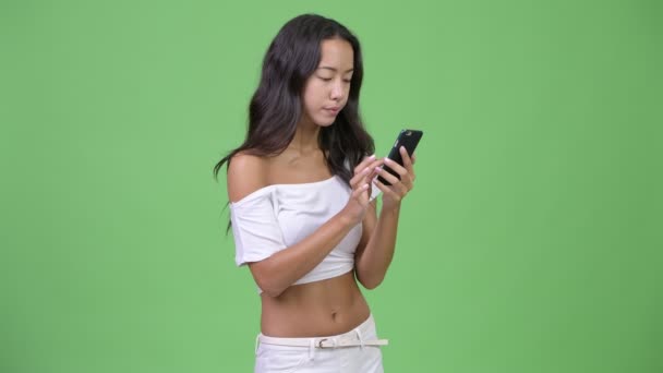 Jonge stresed multi-etnische vrouw gebruik van telefoon en op zoek geschokt — Stockvideo