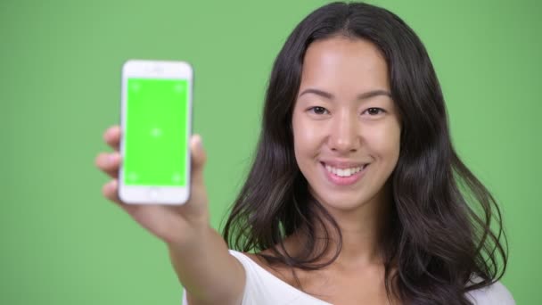 Jovem feliz bela mulher multi-étnica mostrando telefone — Vídeo de Stock