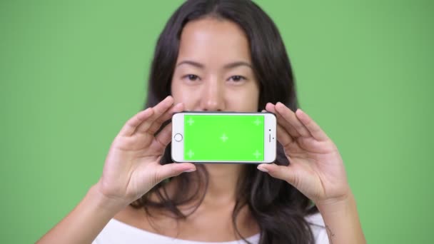 Jeune heureuse belle femme multi-ethnique montrant téléphone — Video
