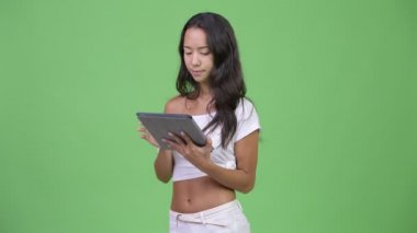 Genç mutlu güzel çok etnik gruptan oluşan kadın dijital tablet kullanma