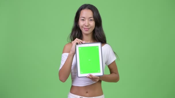 Giovane felice bella donna multietnica mostrando tablet digitale — Video Stock