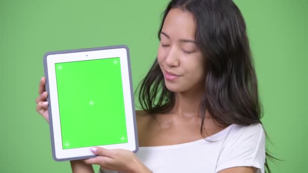 Jovem feliz bela mulher multi-étnica mostrando tablet digital — Vídeo de Stock