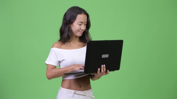 Молодая счастливая красивая многонациональная женщина с помощью ноутбука — стоковое видео