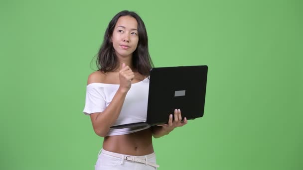 युवा खुश सुंदर बहुजातीय महिला लैपटॉप का उपयोग करते समय सोच रही है — स्टॉक वीडियो
