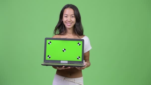 Jovem feliz bela mulher multi-étnica mostrando laptop — Vídeo de Stock