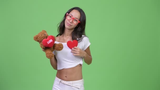 Junge glückliche schöne multiethnische Frau bereit für den Valentinstag — Stockvideo