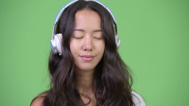 음악을 듣고 젊은 행복 한 아름 다운 다 인종 여자 — 비디오