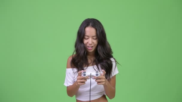 Joven feliz hermosa mujer multiétnica jugando juegos — Vídeos de Stock