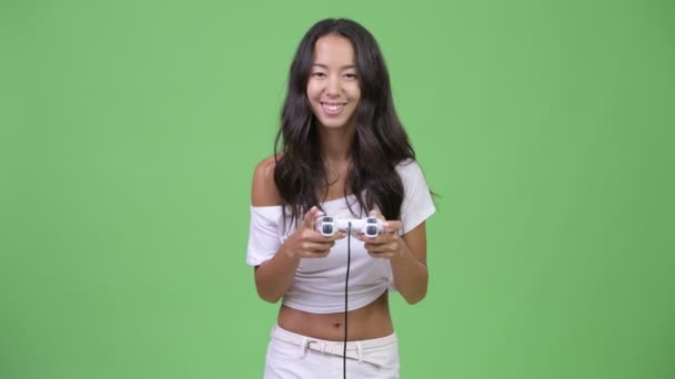 Joven feliz hermosa mujer multiétnica jugando juegos y ganando — Vídeo de stock
