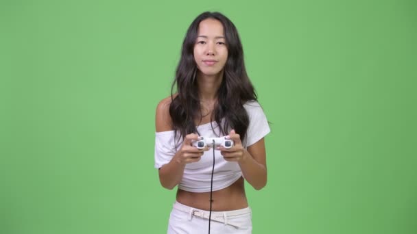 Jeune femme multi-ethnique stressée jouer à des jeux et perdre — Video