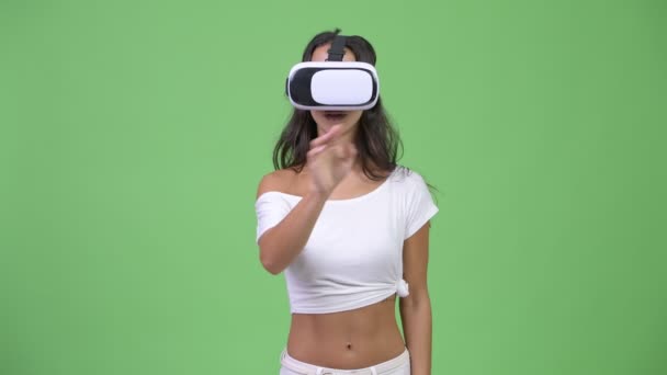 Młoda piękna kobieta wieloetnicznego przy użyciu zestaw wirtualnej rzeczywistości — Wideo stockowe