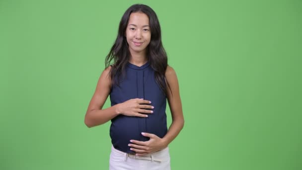 Joven feliz embarazada multi-étnica mujer de negocios — Vídeo de stock