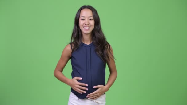 Joven feliz embarazada multi-étnica mujer de negocios siendo entrevistado — Vídeo de stock