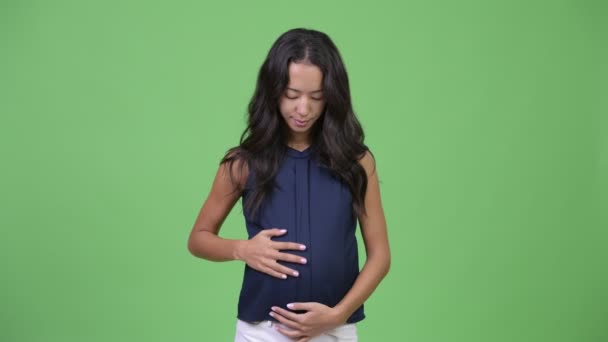 Joven feliz embarazada multi-étnica mujer de negocios dando pulgares hacia arriba — Vídeos de Stock