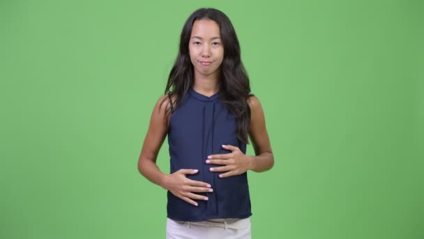 Молода вагітна багатоетнічна бізнес-леді дає великі пальці вниз — стокове відео