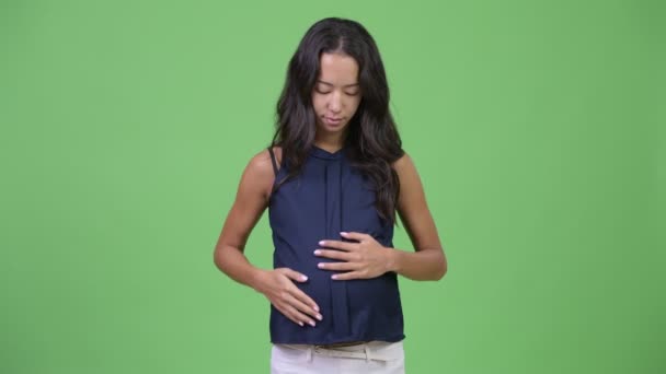 Jonge zwangere multi-etnische zakenvrouw wijzen op camera — Stockvideo