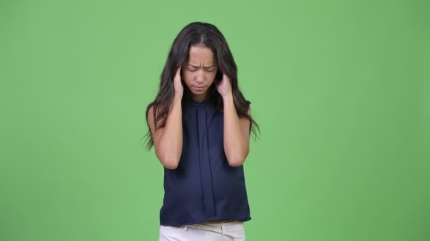 Joven embarazada multi-étnica mujer de negocios con dolor de cabeza — Vídeos de Stock