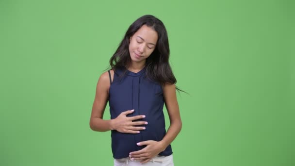 Junge glückliche schwangere multiethnische Geschäftsfrau entspannt sich mit geschlossenen Augen — Stockvideo