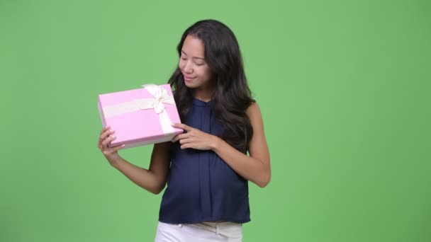 Joven feliz embarazada multi-étnica empresaria sosteniendo caja de regalo — Vídeo de stock