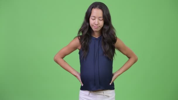 Jovem grávida multi-étnica empresária olhando para o estômago — Vídeo de Stock