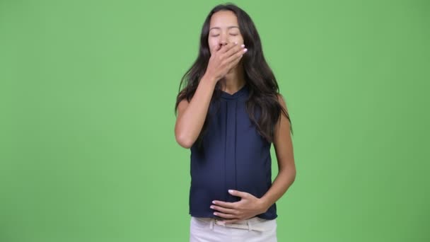 年轻美丽的怀孕多族裔女实业家拍摄的电影绿色背景色度键 — 图库视频影像