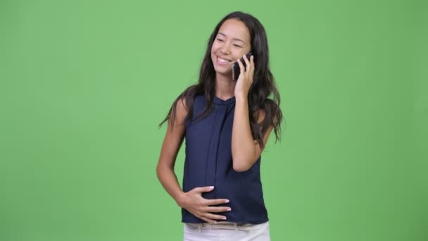 Jovem grávida feliz multi-étnica empresária falando ao telefone — Vídeo de Stock