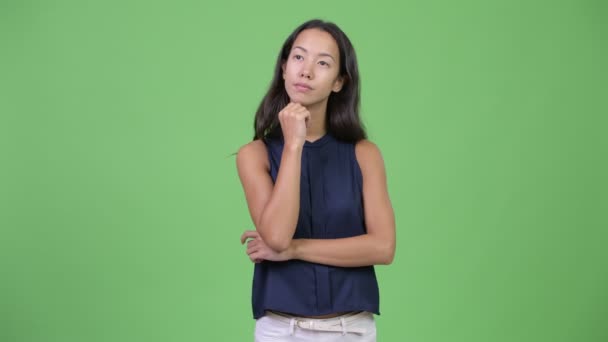 Молодая красивая многонациональная деловая женщина думает — стоковое видео