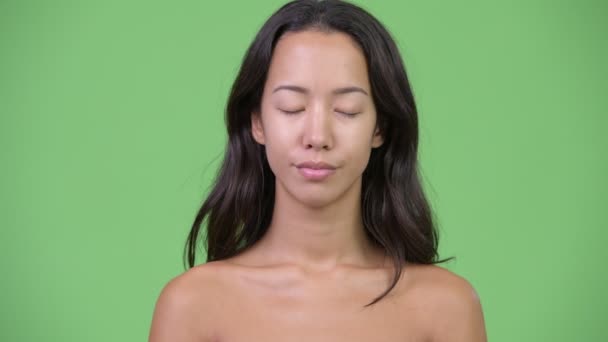 Ευτυχής όμορφη πολυεθνικό γυναίκα shirtless με τα μάτια κλειστά — Αρχείο Βίντεο