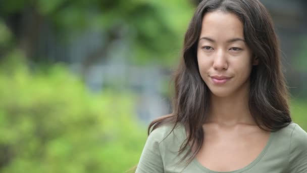 Joven feliz hermosa mujer multiétnica pensando al aire libre — Vídeos de Stock